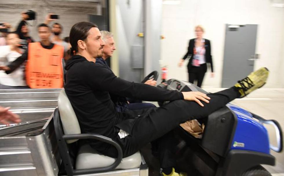 Era entrato cos allo stadio Zlatan Ibrahimovic, sulla macchinetta elettrica, con la gamba distesa, dopo la rottura del crociato del 21 aprie. Afp